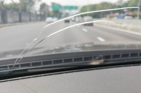 фото трещин лобового стекла - вид изнутри авто