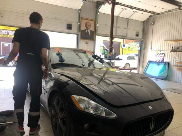 замена стекла мазератти