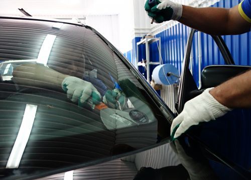 фото авто в процессе замены стекла