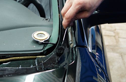 фото авто в процессе установки нового стекла