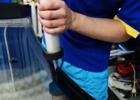 фото установка автостекла в сервисе