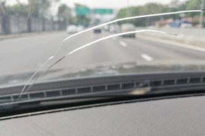 фото трещин лобового стекла - вид изнутри авто